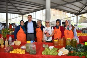 Başkan Özyiğit, Köylü Pazarı’nı gezdi sandığa gitme çağrısında bulundu