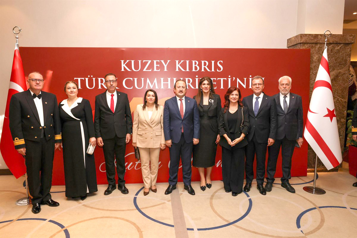 KUZEY KIBRIS TÜRK CUMHURİYETİ’NİN KURULUŞUNUN 40. YILI MÜNASEBETİYLE RESEPSİYON DÜZENLENDİ ARZU ÖZER Mersin Valisi Ali Hamza Pehlivan, Kuzey Kıbrıs Türk
