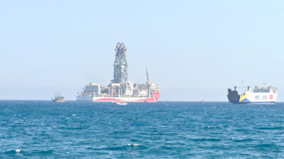 Taşucu Sahili’ne aylardır demir atmış bir şekilde çalışma yapmayan Abdülhamid