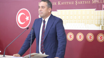 CHP Grup Başkanvekili Ali Mahir Başarır, İzmir’de sokak röportajı sırasında