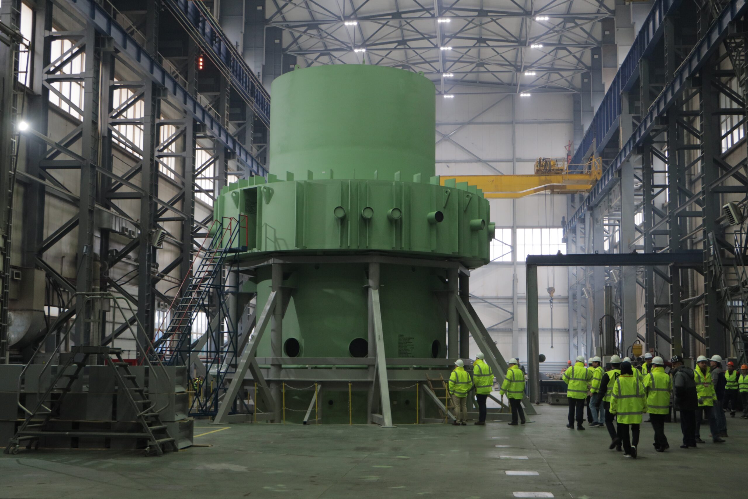 Kor tutucu, kurulumundan sonra reaktör şaftının inşasını mümkün kılacak ilk