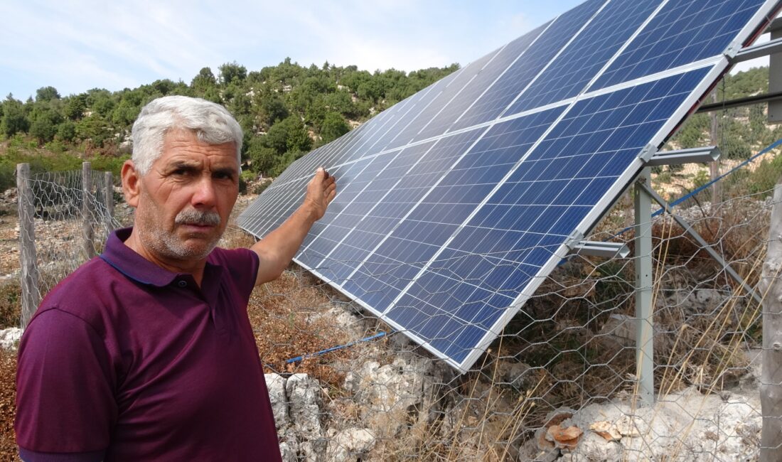 Mersin’in Erdemli ilçesinde bir çiftçi, güneşten ürettiği elektrikle hem bahçesinin