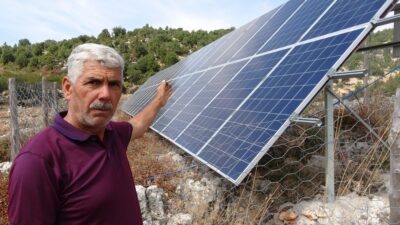 Mersin’in Erdemli ilçesinde bir çiftçi, güneşten ürettiği elektrikle hem bahçesinin