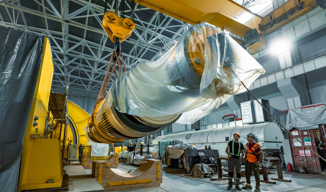 Akkuyu NGS’nin 1’inci ünitesinde türbin tesisi montajının son aşamasına gelindi Akkuyu NGS’nin 1’inci ünitesinde rotorun türbin jeneratör statoruna başarılı bir