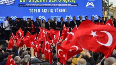 CHP Genel Başkanı Özgür Özel, Mersin‘de katıldığı toplu açılış töreninde elindeki