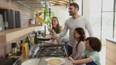 Kar yağışının günden güne etkisini artırmasıyla kombilerin derecesi yükseltiliyor. Doğal