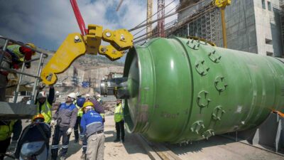 Güç ünitesinin reaktör bölümündeki tasarım yerine monte edilen basınç kompansatörü,