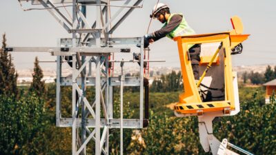 Kesintisiz ve sürdürülebilir enerji hizmeti sunma hedefiyle çalışmalarını yürüten Toroslar