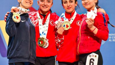 Avrupa Halter Şampiyonası’nda 45 kiloda mücadele eden Cansu Bektaş, üst