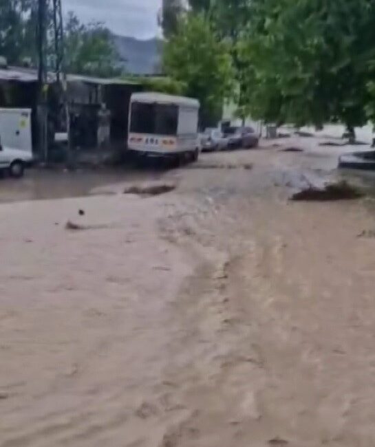 Mersin’in bazı bölgelerinde aniden bastıran kuvvetli yağış dere taşırdı, yolları