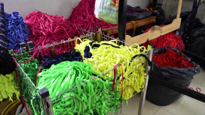 Mersin‘de ayakkabı bağcıkları ve eşofman bel bağları, kadınlar tarafından dokunarak