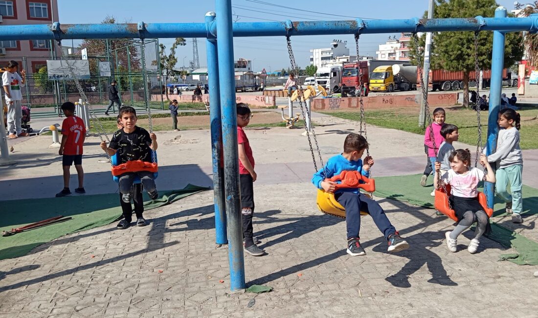 Akdeniz’de yeşil alanlar budanıp temizleniyor, eksiği olan parkların bakım onarım