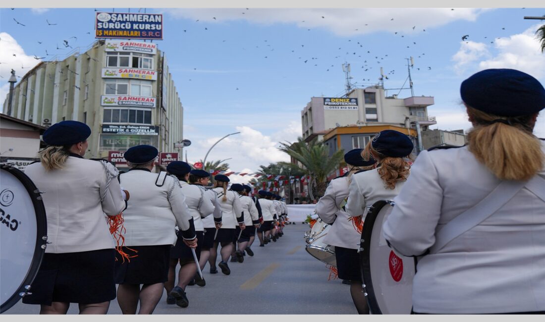 CUMHURİYET KADINLARI BANDO TAKIMI TARSUS SOKAKLARINI RENKLENDİRDİ Tarsus Belediyesi ve Tarsus Kent Konseyi iş birliğiyle Tarsus’ta ağırlanan