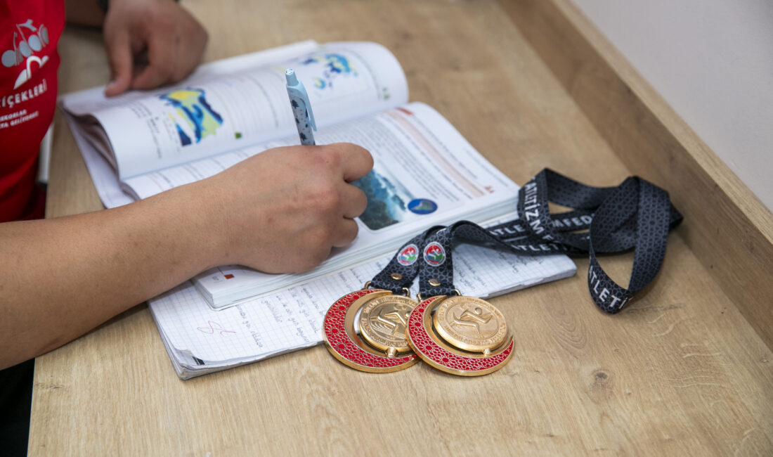 KÜÇÜK BİR MAHALLEDEN KIR ÇİÇEKLERİ’NE UZANAN ŞAMPİYONLUK YOLCULUĞU Tarsus’un Atalar Mahallesi’nde yaşayan 2 kız kardeşin hikayesi; bugün yalnızca