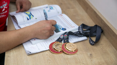 Tarsus’un Atalar Mahallesi’nde yaşayan 2 kız kardeşin hikayesi; bugün yalnızca