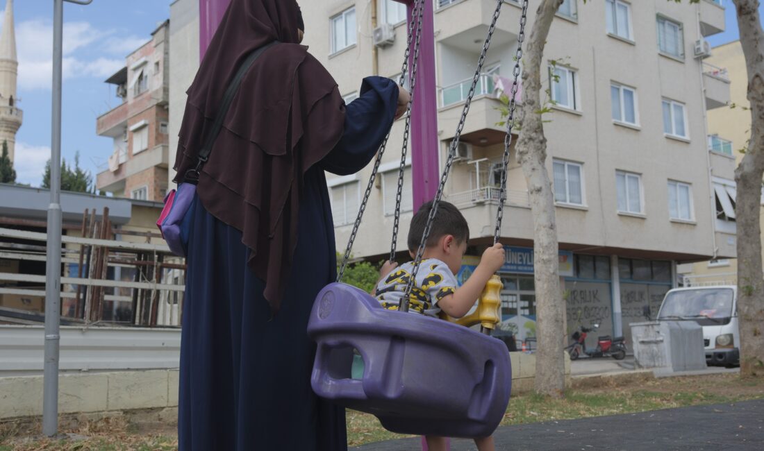 Mersin’de bir kadın, çocuklarının önünde darbedildi Mersin’de bir anne, 3 ve 4 yaşlarındaki çocuklarıyla birlikte gittiği