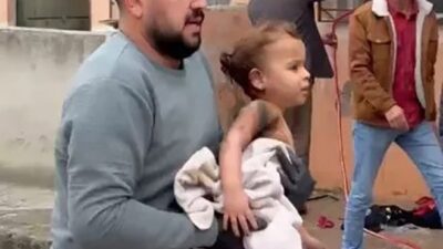 Mersin’de bir evde çıkan yangında içerde mahsur kalan, itfaiye ekiplerinin