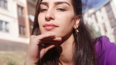 Mersin’in merkez Yenişehir ilçesinde eşini darbederek öldürdüğü iddiasıyla yargılanan sanık,