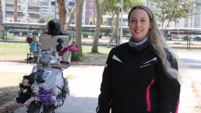 Mersin’de , motosikletini peluş oyuncak ve renkli aksesuarlarla süsleyen kadın