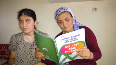 Mersin’in Silifke ilçesinde ilkokul mezunu annesinin kendisine kitapları okuması ile