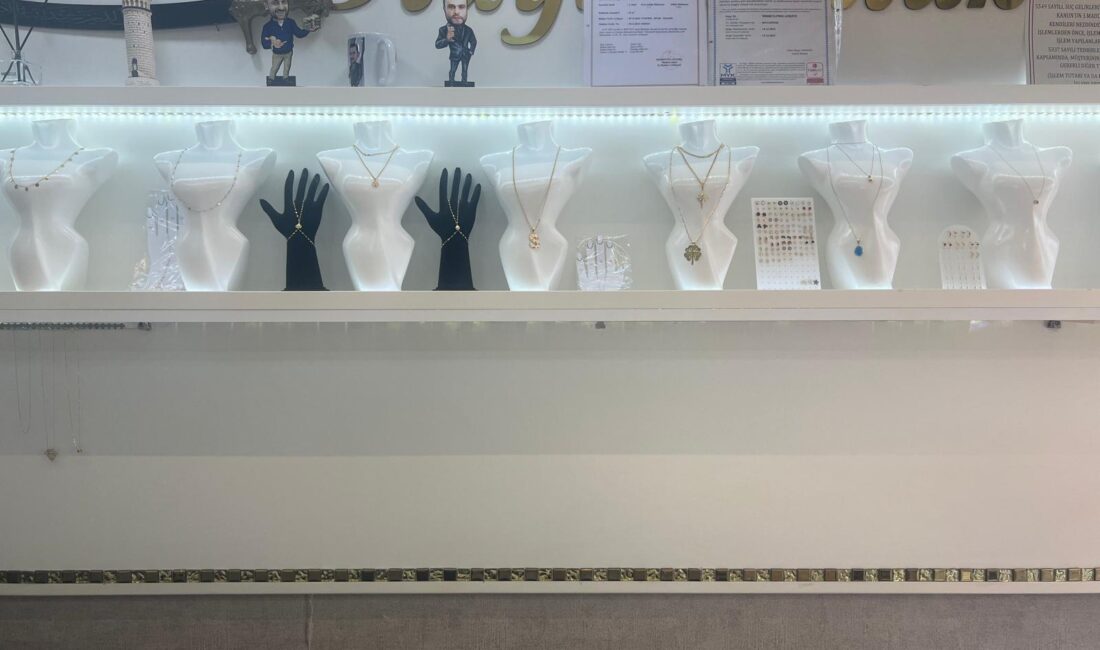 Mersin’de Kuyumcu Esnafı da Dertli! (ÖZEL RÖPORTAJ) Altın fiyatlarının sürekli rekor tazelemesi, hem esnafı hem de vatandaşları