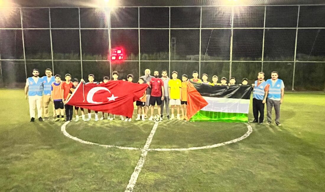 Türkiye ve Filistin Bayraklarıyla Sahaya Çıkan Gençler Finalde Buluştu! Mersin’in Anamur ilçesinde, İlçe Müftülüğü Gençlik Koordinatörlüğü tarafından organize edilen