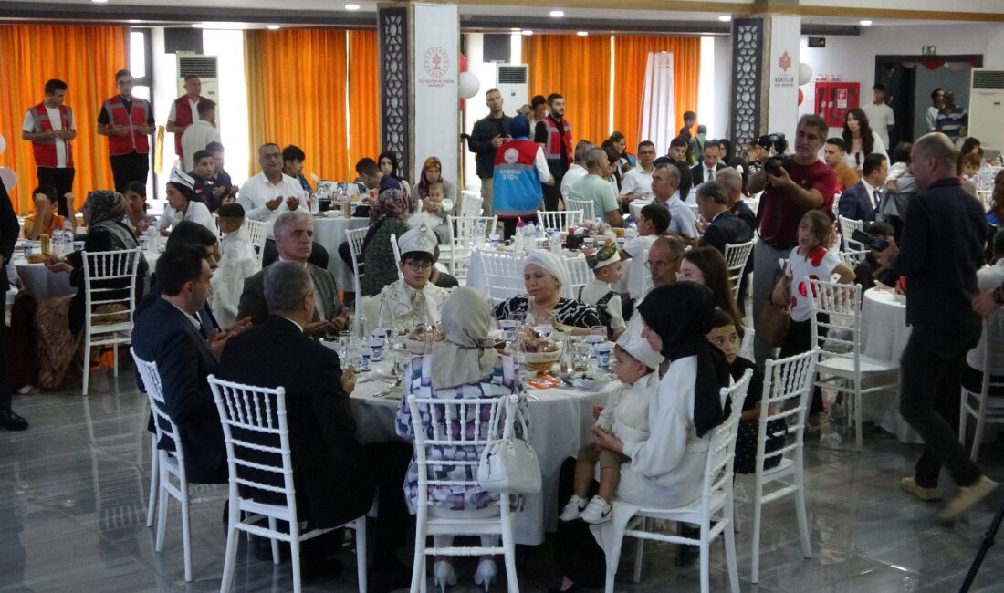 Mersin’de 33 çocuk için toplu sünnet şöleni düzenlendi Mersin Valiliği, Adana Vakıflar Bölge Müdürlüğü ve Akdeniz Belediyesi iş birliğinde