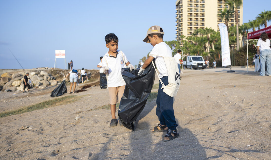 GENÇ FENOMEN ARAS’IN İLHAM VEREN TEMİZLİK HAREKETİ BÜYÜKŞEHİR’LE BÜYÜDÜ Mersin Büyükşehir Belediyesi, çevreye verdiği önemi her geçen gün artırarak