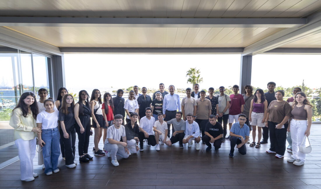MERSİN BÜYÜKŞEHİR’İN KURS MERKEZLERİ’NDEN MEZUN OLAN ÖĞRENCİLERDEN BAŞKAN SEÇER’E ZİYARET Mersin Büyükşehir Belediyesi Sosyal Hizmetler Dairesi Başkanlığı bünyesinde hizmet veren