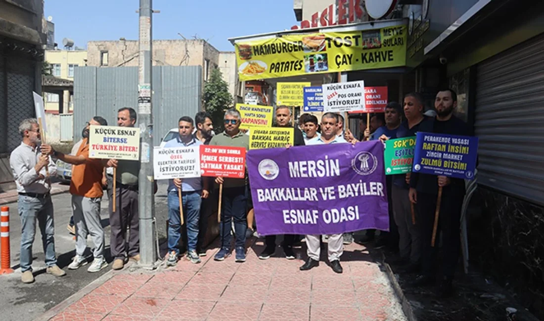 BAKKALLAR YARDIM İSTEDİ Mersin Bakkallar ve Bayiler Esnaf Odası, oda binası önünde toplanarak