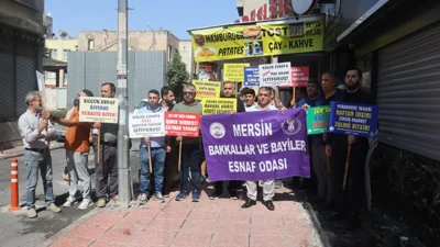 Mersin Bakkallar ve Bayiler Esnaf Odası, oda binası önünde toplanarak