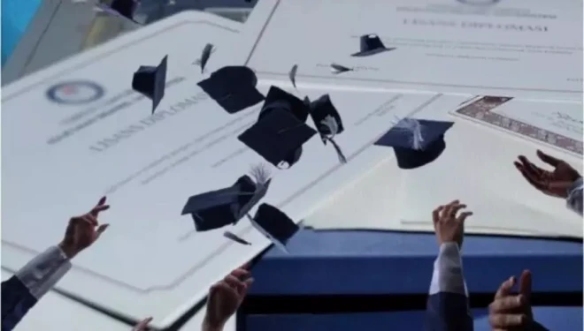 Sahte Diploma Skandalı: Mersin’de De Vatandaşlar Tepkili! Türkiye’yi sarsan sahte diploma soruşturmasında her geçen gün yeni detaylar