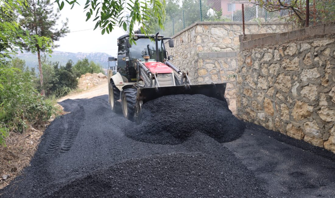 TOROSLAR BELEDİYESİ YOL ATAĞINI SÜRDÜRÜYOR Toroslar Belediyesi, ilçenin dört bir yanında sürdürdüğü yol yapım ve