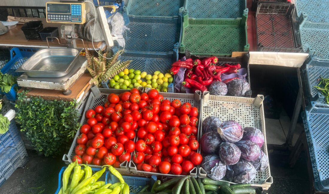 Manav Tezgâhında Fiyatlar El Yakıyor: “Müşteri Gelip Sadece Bakıp Gidiyor!” (ÖZEL RÖPORTAJ) Manav, “Eskiden kasa kasa sattığımız domatesi şimdi tane hesabı satıyoruz!”diyerek
