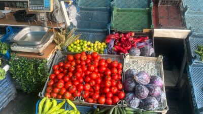 Manav, “Eskiden kasa kasa sattığımız domatesi şimdi tane hesabı satıyoruz!”diyerek