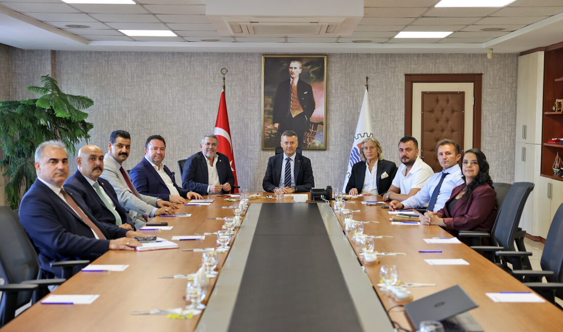 Mersin Milletvekili Levent Uysal, MHP İl Başkanı Ömer Gürsoy, MYK