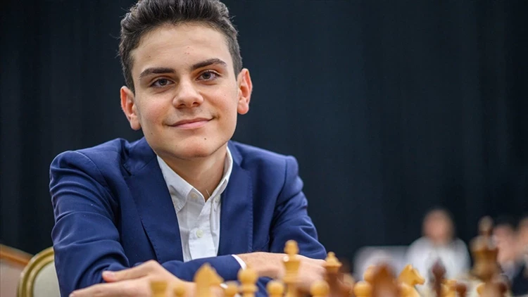 Ediz Gürel, dünya şampiyonunu yendi Türkiye Satranç Federasyonunun açıklamasına göre Ediz Gürel, Özbekistan’ın Semerkand kentinde