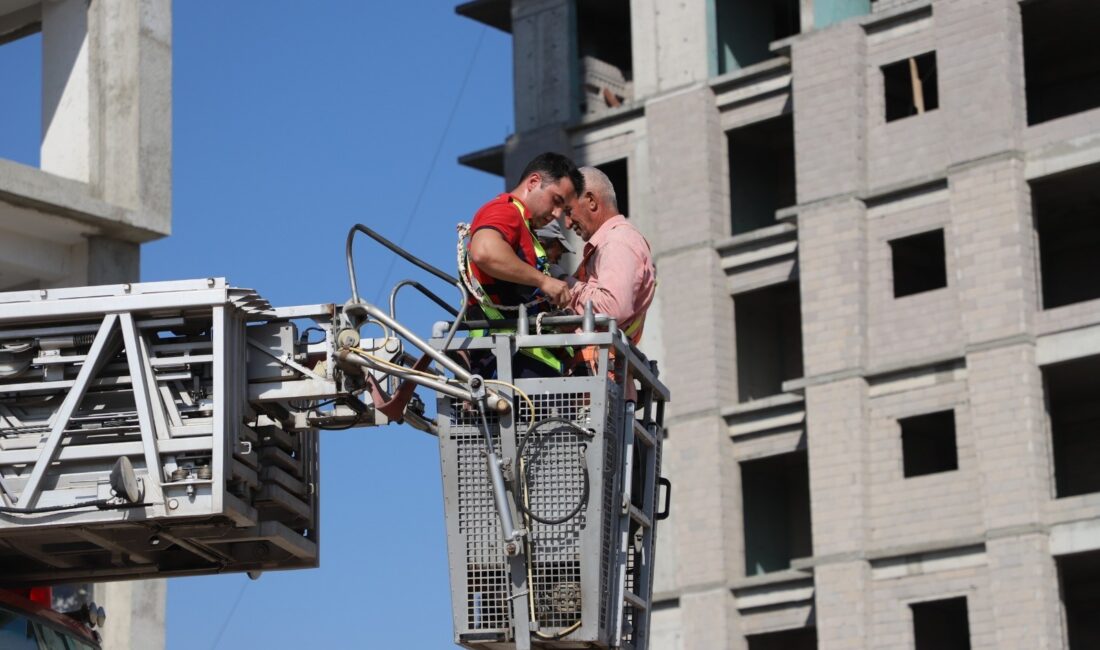 Mersin‘de dış cephe çalışması yaparken 13. katta iskelede mahsur kalan