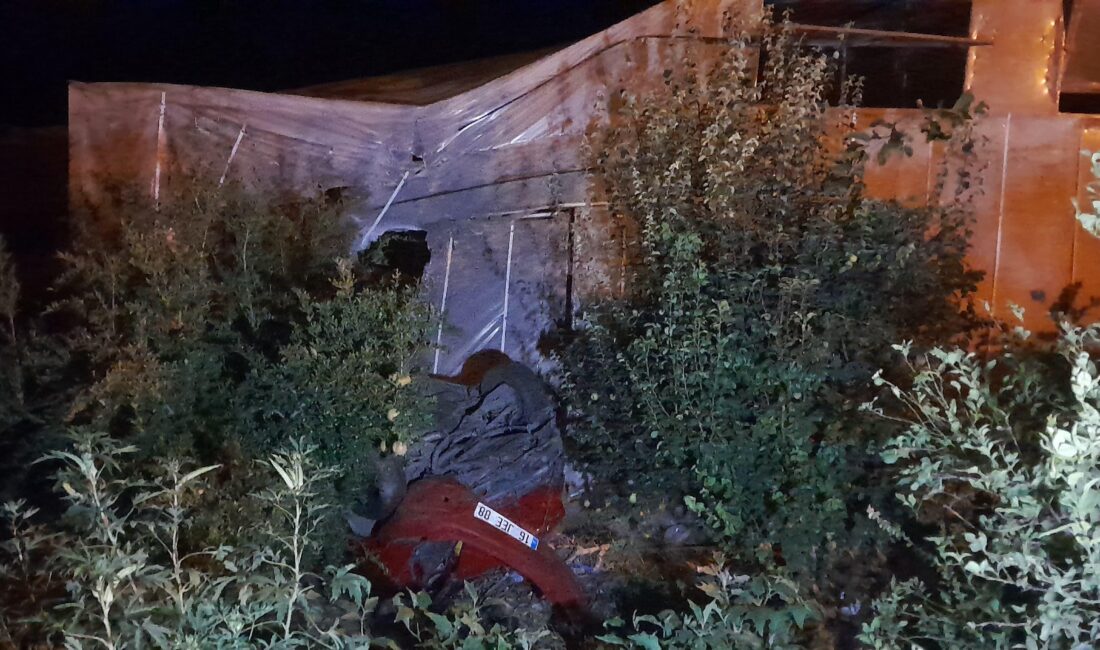 Mersin’in Bozyazı ilçesinde yoldan çıkan otomobil, seraya çarptı, 1’i ağır,