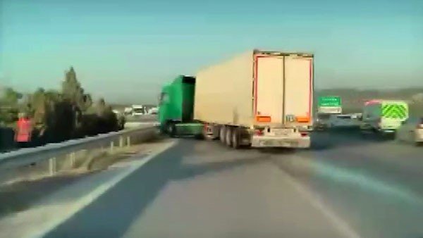 Mersin’de otoyol gişeler mevkiinde 2 tır, 1 tanker, 1 kamyon