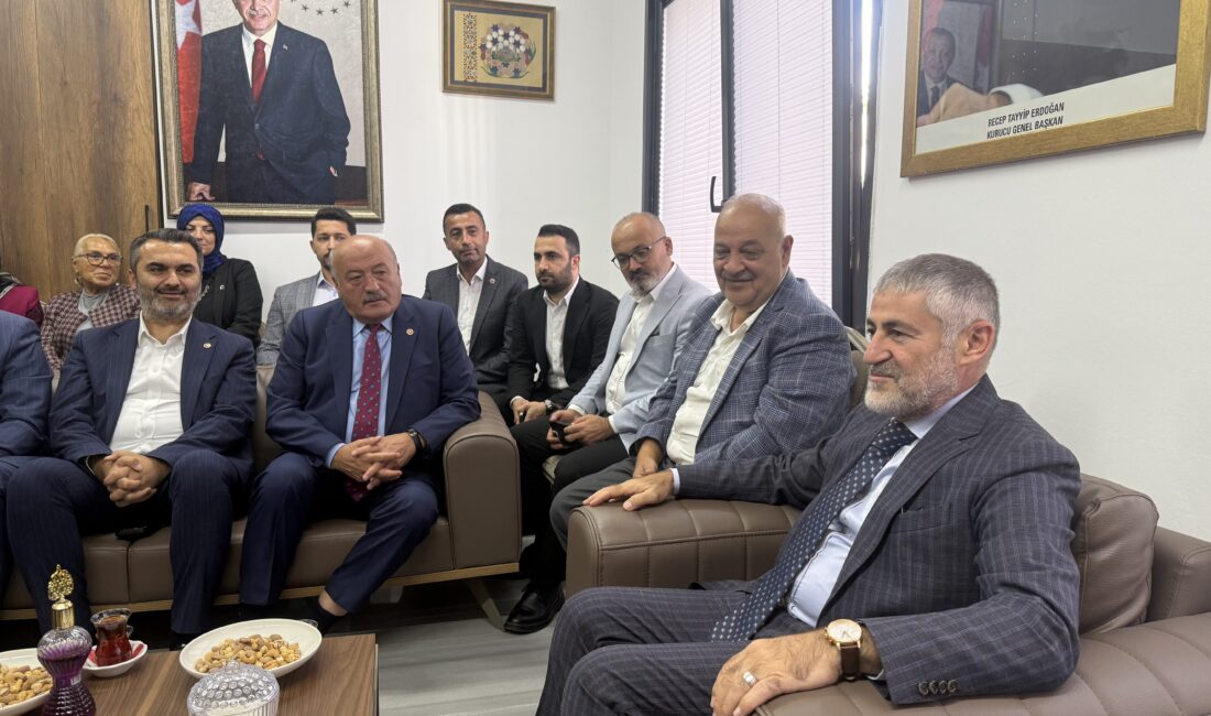 Nureddin Nebati, vatandaşlarla buluştu AK Parti Mersin Milletvekili ve eski Hazine ve Maliye Bakanı