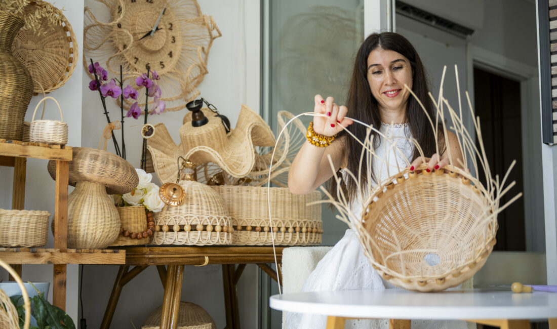 ÜRETİCİ KADIN STANTLARI SEDEF TÜRKAY’IN HAYATINI DEĞİŞTİRDİ Mersin Büyükşehir Belediyesi’nin üretici kadın stantları, daha fazla kadına ulaşmaya