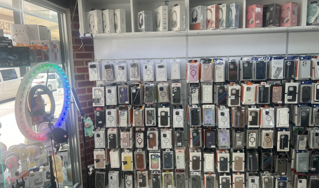 ‘ESKİSİ GİBİ İŞ YOK!’ Mersin merkezde cep telefonu satan dükkânların sayısı giderek artarken, özellikle