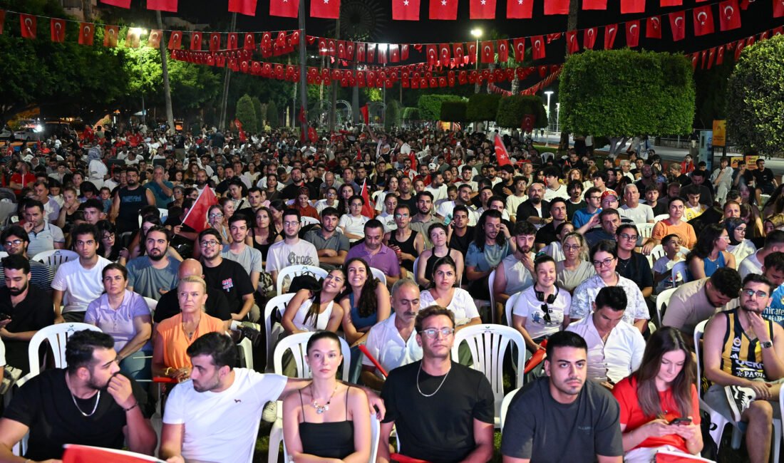 MERSİNLİLER YARI FİNAL COŞKUSUNU DEV EKRANDA İZLEDİ Mersin Büyükşehir Belediyesi, Marina önüne kurduğu dev ekranla vatandaşlara milli