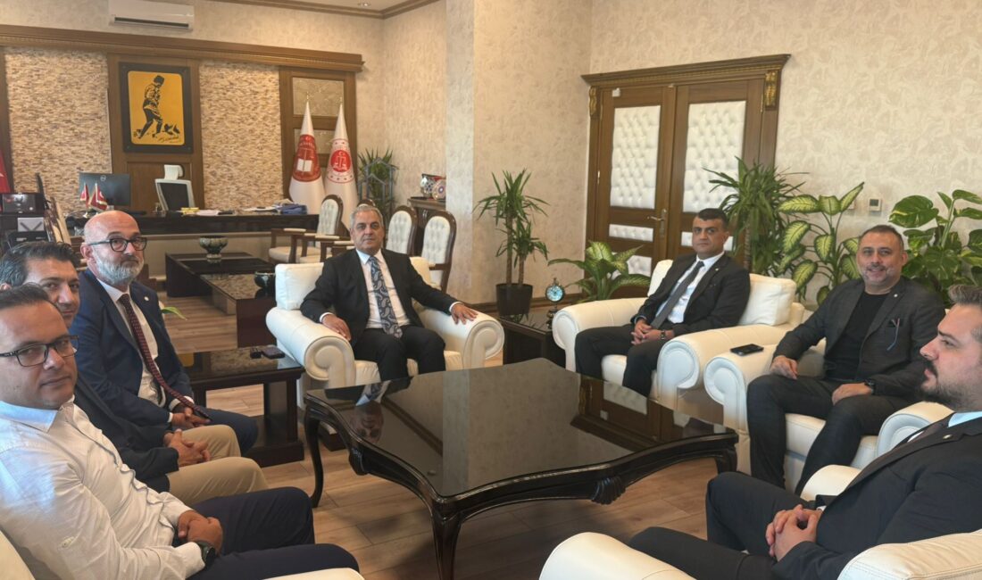 Mersin Barosu Başkanı Av. Gazi Özdemir ve yönetim kurulu üyeleri,
