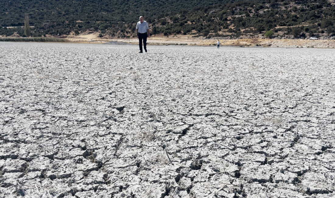 GÖL KURAKLIKTAN İKİYE BÖLÜNDÜ Isparta’nın Eğirdir ilçesinde bulunan ve tarih boyunca ‘yedi renkli göl’