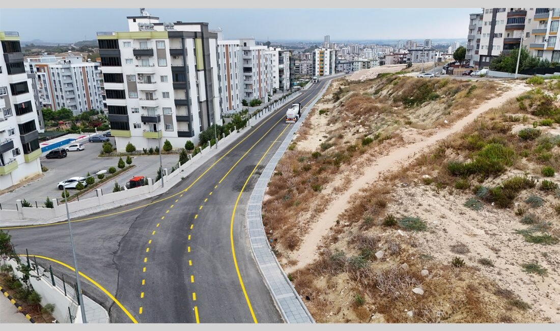 Tarsus Belediyesi, kent genelinde yol yapım ve onarım çalışmalarını hız