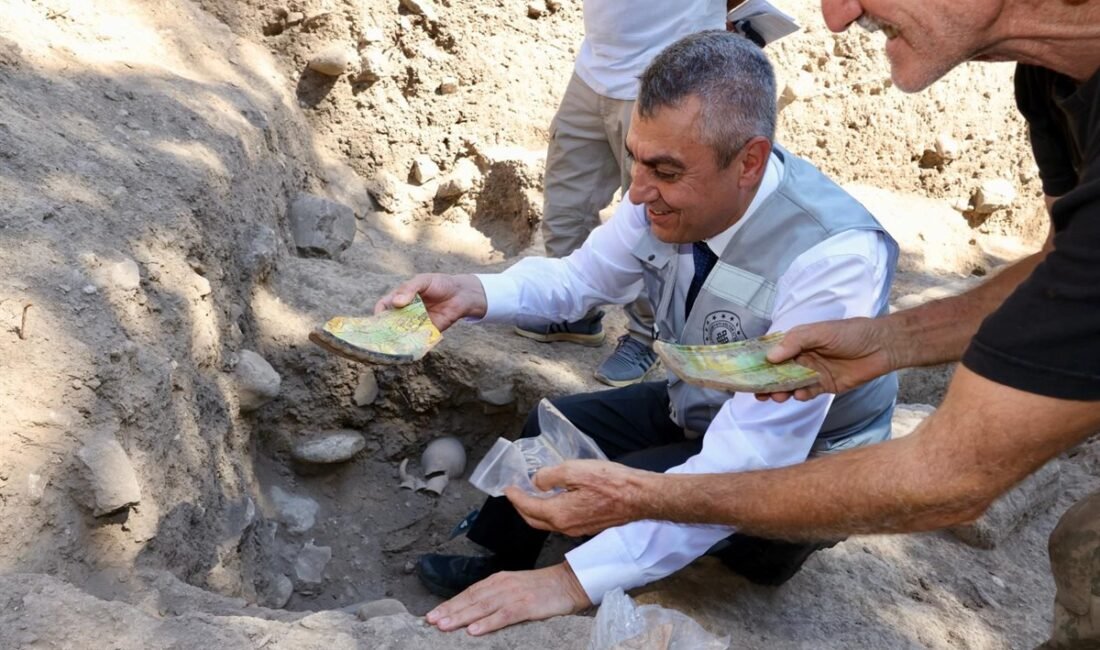 VALİ TOROS, YUMUKTEPE HÖYÜĞÜ KAZI ALANINI ZİYARET ETTİ Mersin Valisi Atilla Toros, Toroslar ilçesi Demirtaş Mahallesi’nde bulunan Yumuktepe