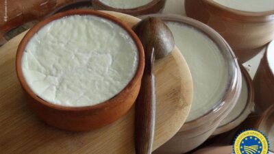 Yoğurt Türkçenin dünyaya ettiği armağanlardan biri. Lezzeti kadar zengin bir