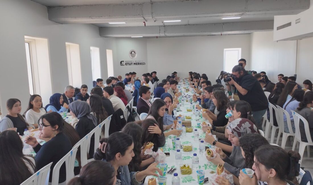 MasterChef Akın’dan Sınava Hazırlanan Öğrencilere Döner Sürprizi Akdeniz Kaymakamı ve Belediye Başkan V. Zeyit Şener, üniversite sınavlarına